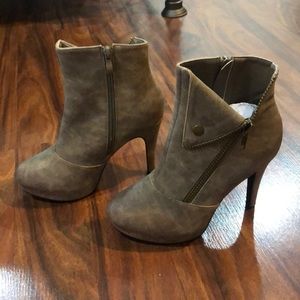 Brand new never worn taupe booties size 7.5